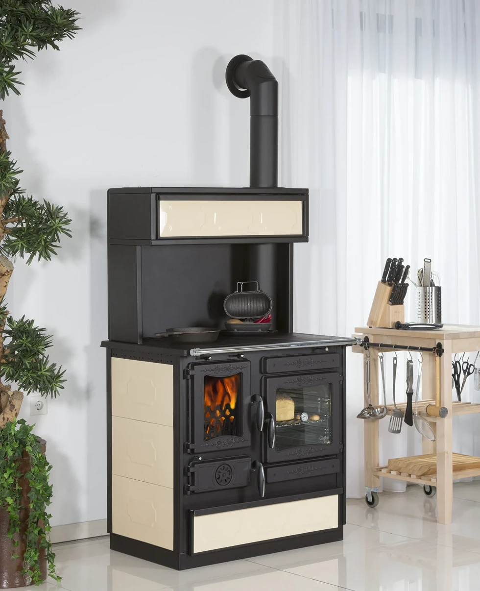 Holzherd Globe Fire Alhena - Verkleidung creme mit Warmhalteaufsatz in der Küche